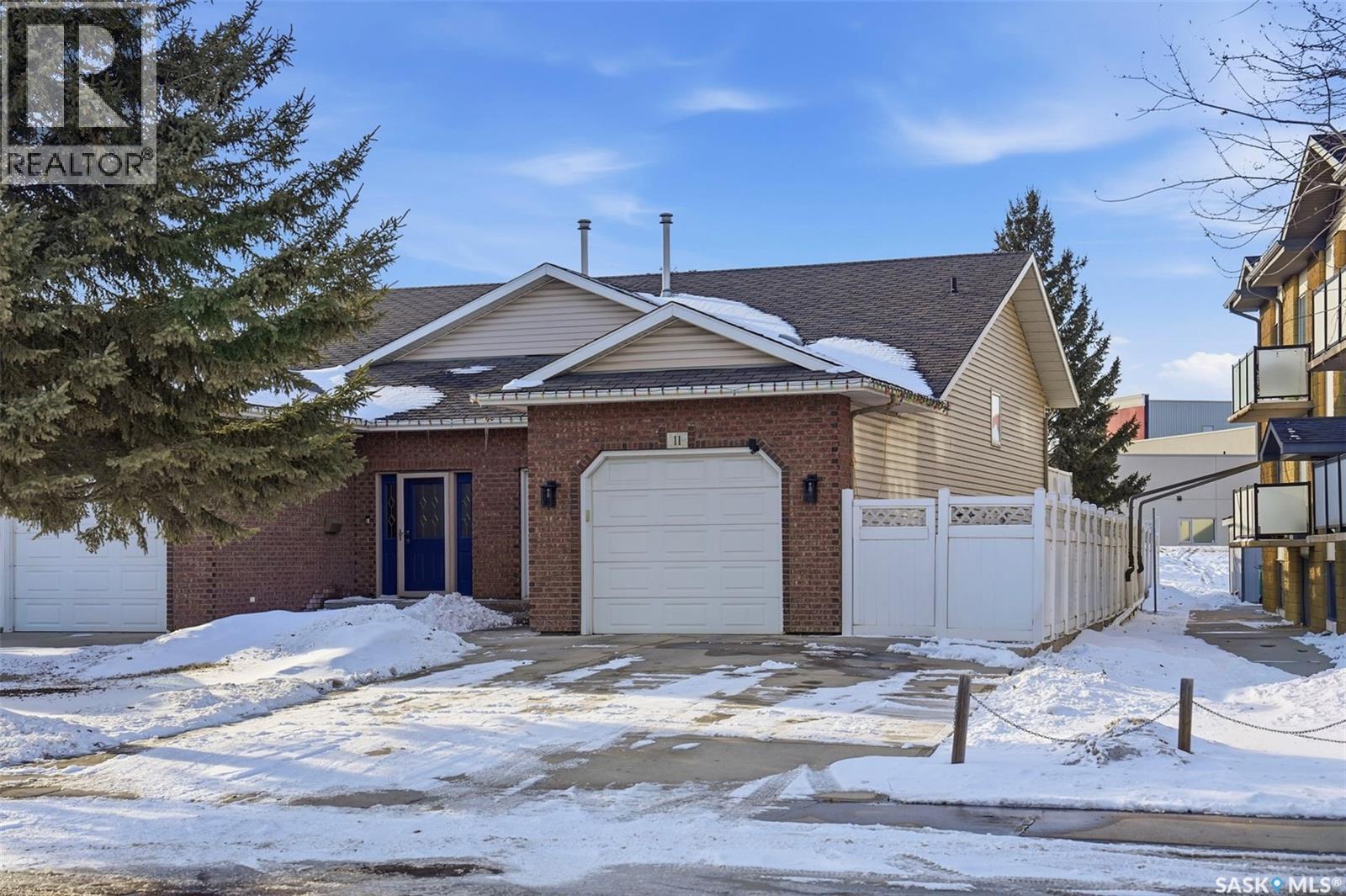 11 COLUMBIA DRIVE, Saskatoon, Saskatchewan