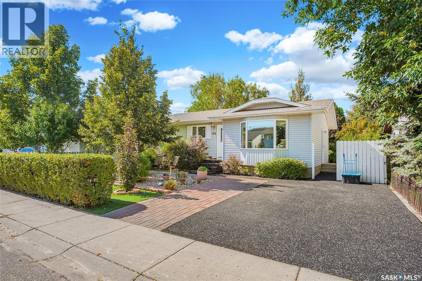 742 Klassen BAY, Martensville, Saskatchewan
