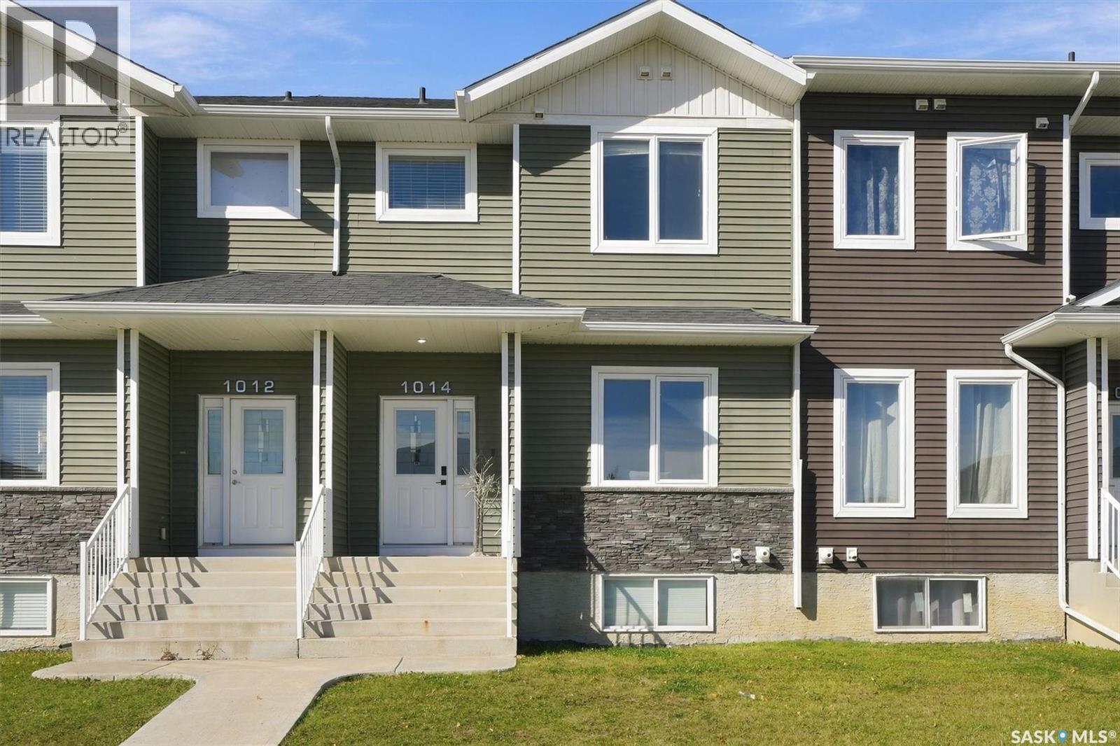 <div class="price">$388,000</div> 1014 Evergreen Boulevard<br>Saskatoon, Saskatchewan<br><div class='bed_bath'>4 Bed | 4 Bath</div>
